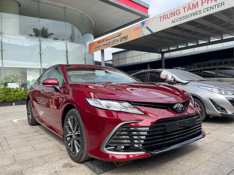 Các tư vấn bán hàng cũng đã bắt đầu mời khách đặt mua Toyota Camry 2022. Các tư vấn bán hàng cũng đã bắt đầu mời khách đặt mua Toyota Camry 2022.