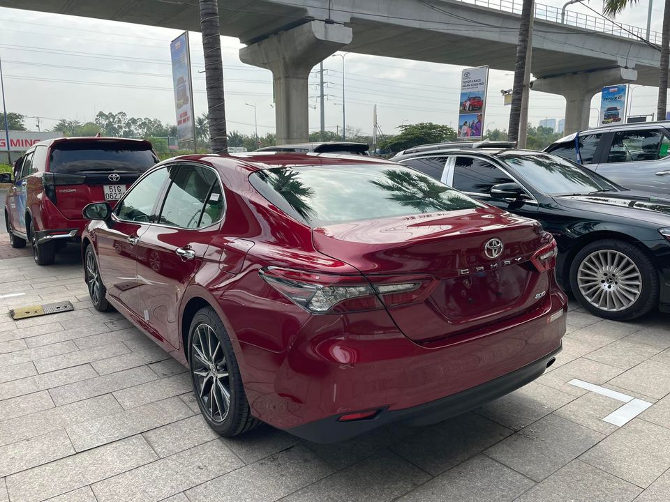 Toyota Camry 2022 là phiên bản nâng cấp giữa vòng đời, thay đổi chính nằm ở động cơ và trang bị còn thiết kế chỉ làm mới rất nhẹ ở phần đầu xe. Toyota Camry 2022 là phiên bản nâng cấp giữa vòng đời, thay đổi chính nằm ở động cơ và trang bị còn thiết kế chỉ làm mới rất nhẹ ở phần đầu xe.