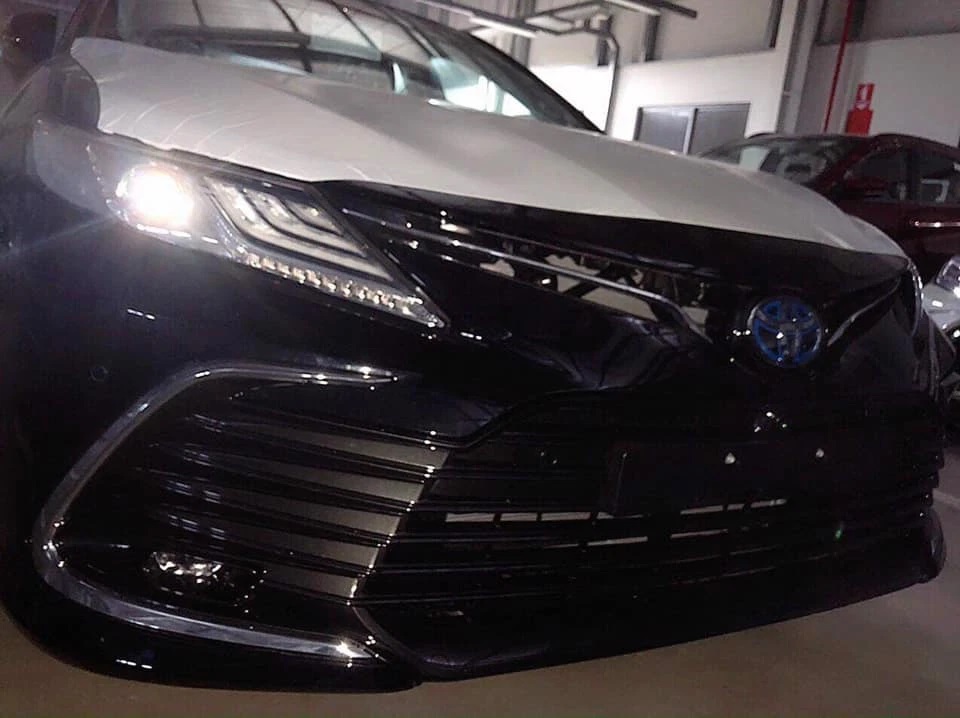 Toyota Camry 2022 đã được đưa về đại lý, trong ảnh chụp là một chiếc có logo Toyota màu xanh dương ám chỉ đây là phiên bản Hybrid. Toyota Camry 2022 đã được đưa về đại lý, trong ảnh chụp là một chiếc có logo Toyota màu xanh dương ám chỉ đây là phiên bản Hybrid.
