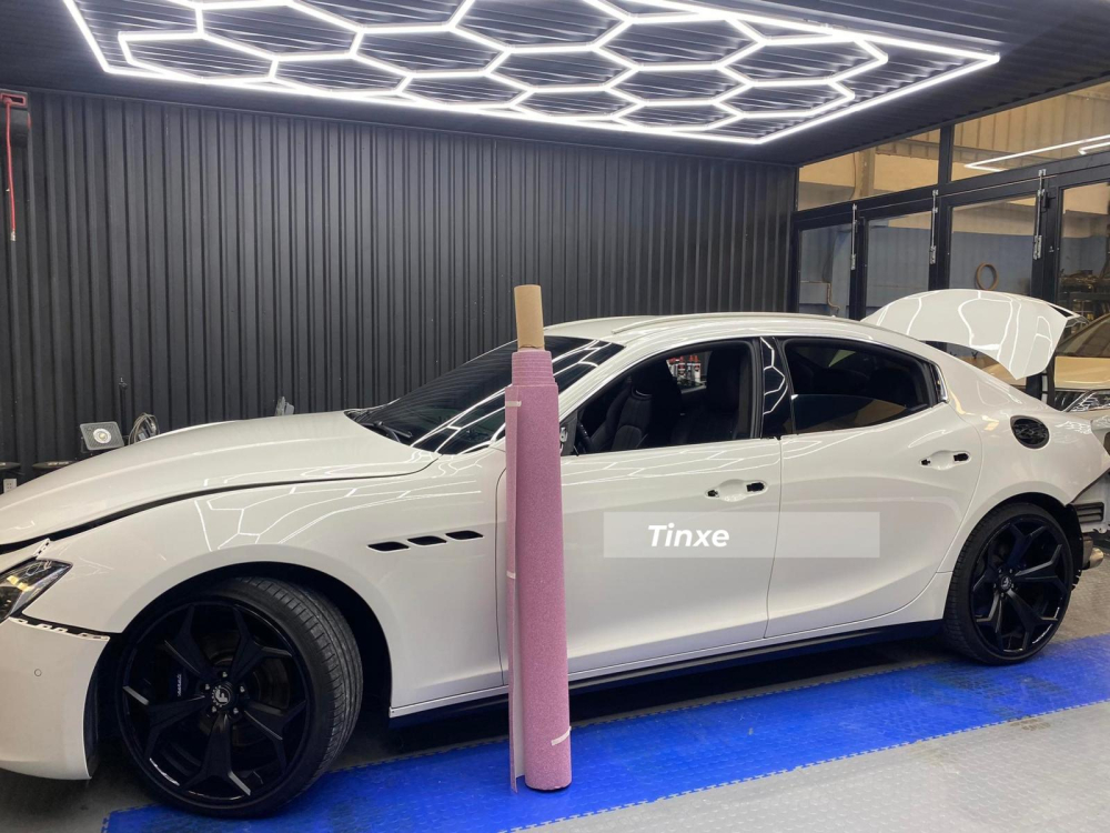 Chủ xe diện áo mới cho Maserati Ghibli để đón Noel, màu sắc không thể nổi bật hơn nữa Chủ xe diện áo mới cho Maserati Ghibli để đón Noel, màu sắc không thể nổi bật hơn nữa