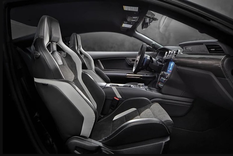 Nội thất của Ford Mustang được đánh giá là thoải mái nhưng không gian ở hàng ghế sau hơi hạn chế.