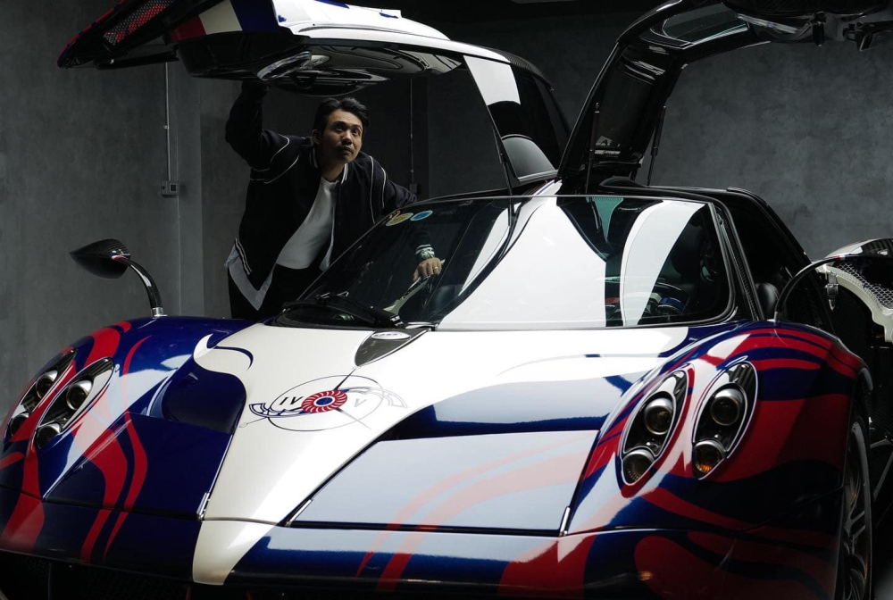 Minh  Minh Nhựa bên cạnh Pagani Huayra, cả 2 xuất hiện trong garage triệu đô của Cường Đô-la