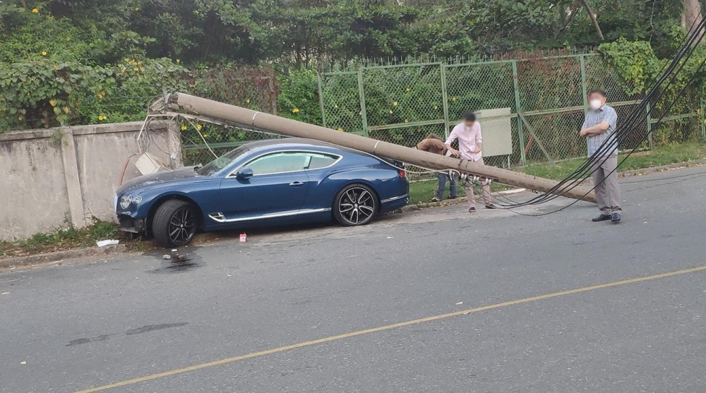 Hình ảnh chụp hiện trường vụ tai nạn của xe Bentley Continental GT tại quận 7 vào chiều qua Hình ảnh chụp hiện trường vụ tai nạn của xe Bentley Continental GT tại quận 7 vào chiều qua