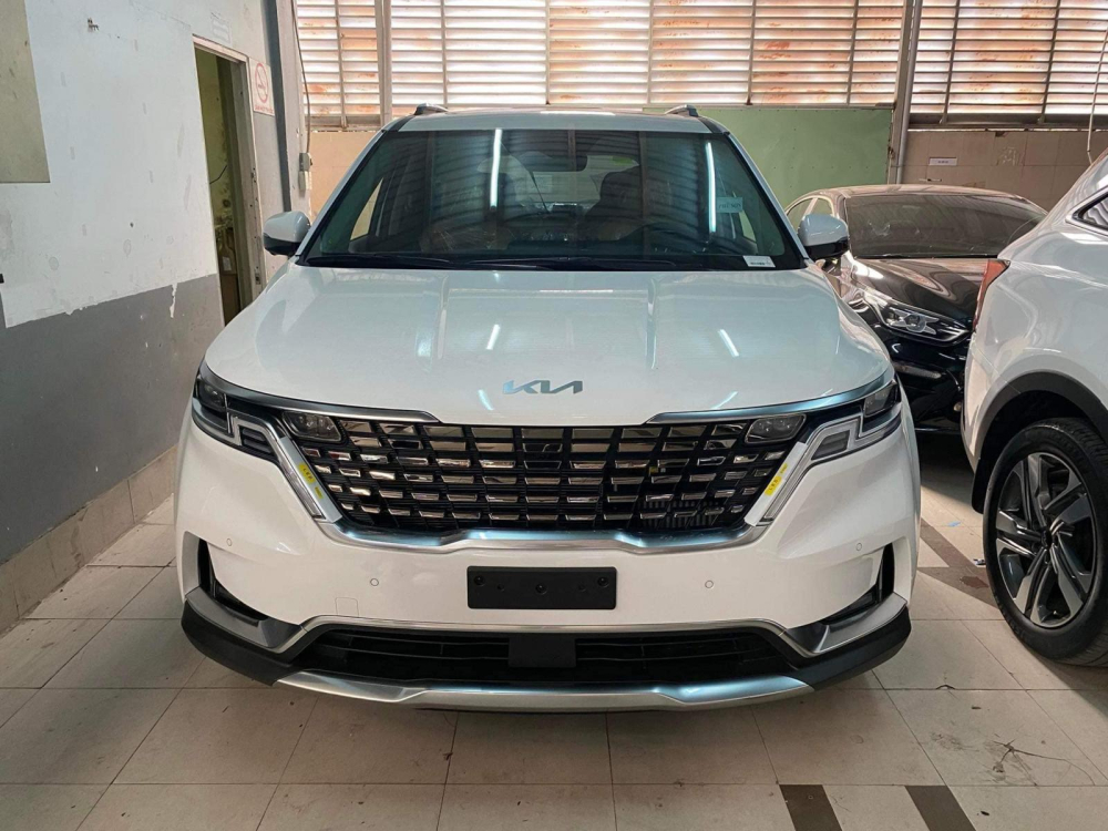Lô hàng tới của Kia Carnival 2022 sẽ được trang bị logo mới ở phần đầu và đuôi xe... Lô hàng tới của Kia Carnival 2022 sẽ được trang bị logo mới ở phần đầu và đuôi xe...