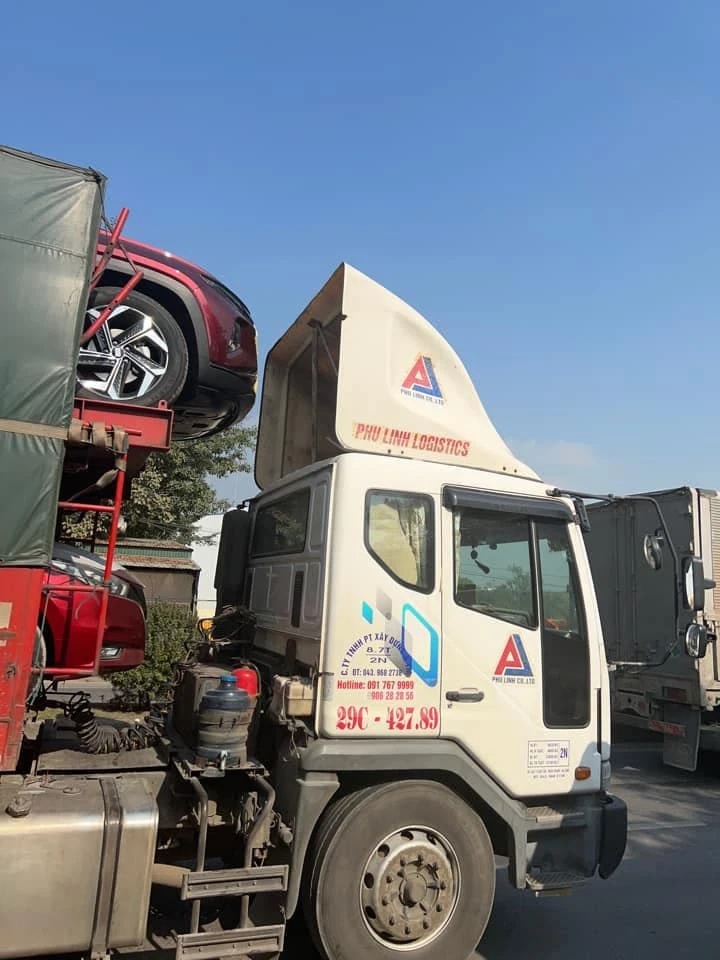Những chiếc xe lạ được vận chuyển về đại lý Hyundai, tuy chỉ để lộ bộ mâm nhưng không khó để nhận ra đây chính là Tucson mới. Những chiếc xe lạ được vận chuyển về đại lý Hyundai, tuy chỉ để lộ bộ mâm nhưng không khó để nhận ra đây chính là Tucson mới.
