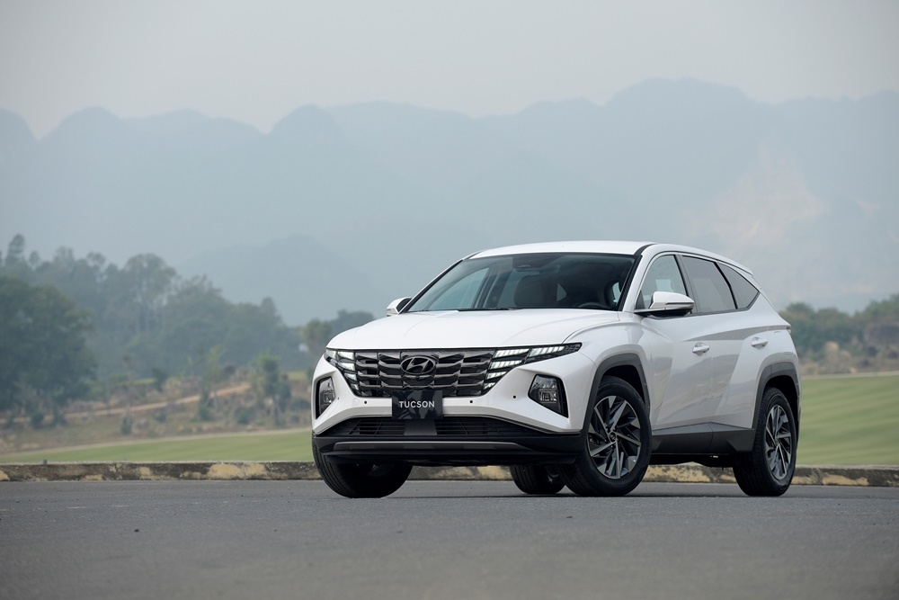 Tổng thể ngoại thất của xe Tucson không có nhiều thay đổi nhưng được vuốt lại một số chi tiết nhỏ góp phần đem tới cảm giác hiện đại hơn Tổng thể ngoại thất của xe Tucson không có nhiều thay đổi nhưng được vuốt lại một số chi tiết nhỏ góp phần đem tới cảm giác hiện đại hơn