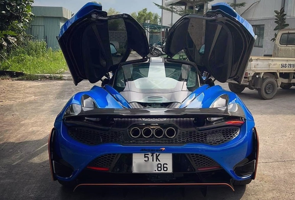 Ngoại thất chiếc xe McLaren 765LT này có màu xanh Paris cùng với nhiều tùy chọn carbon Ngoại thất chiếc xe McLaren 765LT này có màu xanh Paris cùng với nhiều tùy chọn carbon