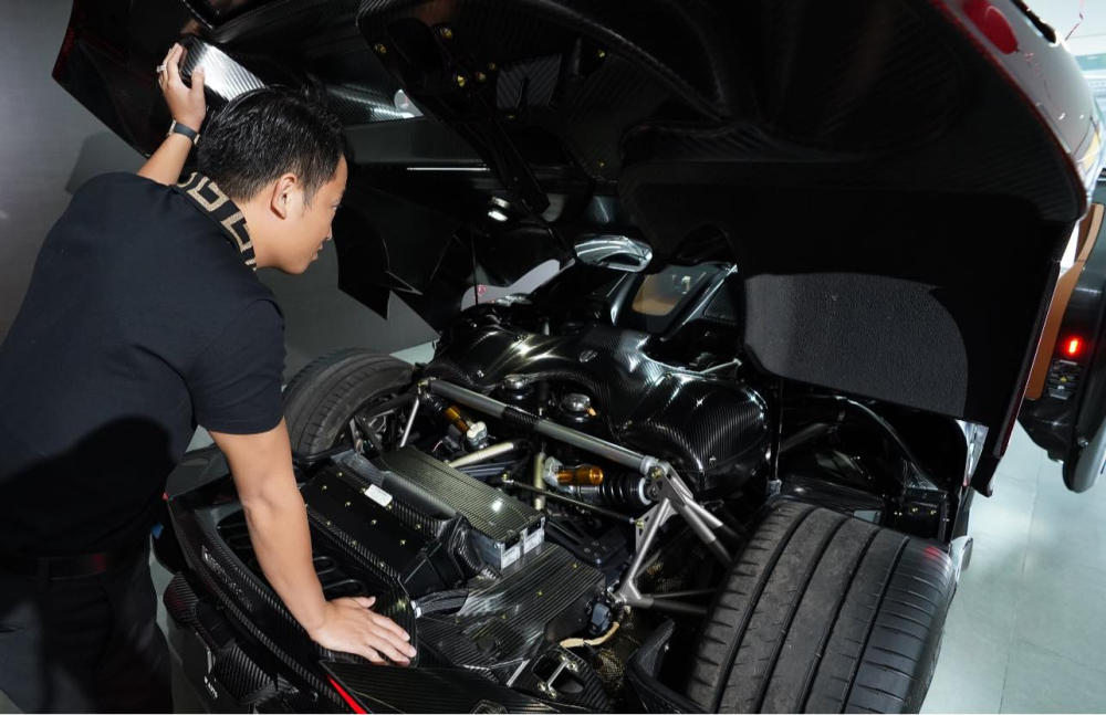 Hoàng Kim Khánh cùng xe Koenigsegg Regera Hoàng Kim Khánh cùng xe Koenigsegg Regera