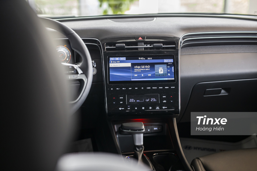 Ở vị trí trung tâm, Hyundai Tucson 2022 được trang bị hệ thống giải trí cảm ứng toàn phần.