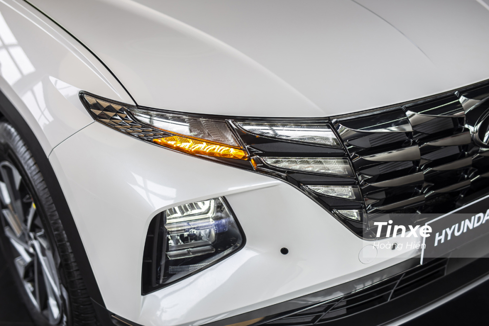 Cụm đèn định vị dáng LED được bố trí hoà lẫn với lưới tản nhiệt tràn viền.