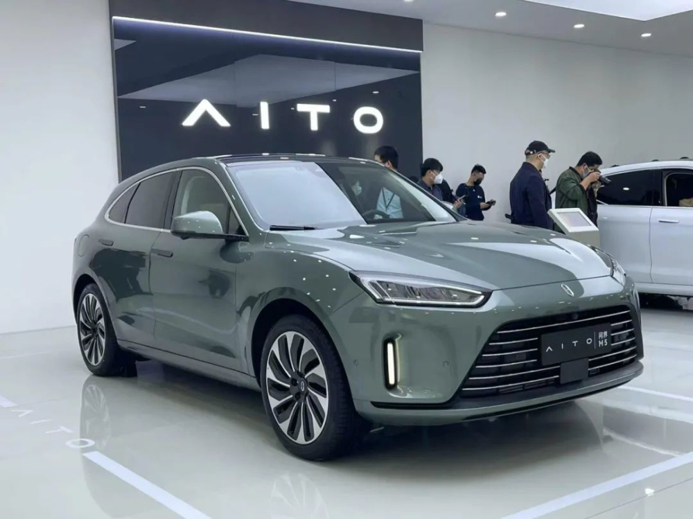 Ô tô đầu tiên của hãng điện thoại Huawei bán chạy như tôm tươi sau khi ra mắt