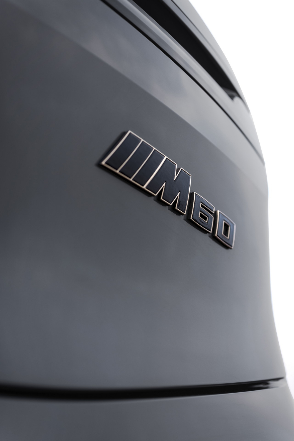 Logo M60 trên cửa cốp của BMW iX M60 2022