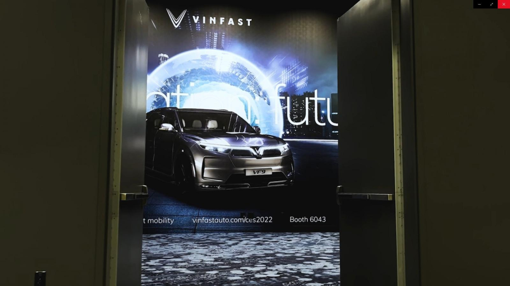 Poster quảng cáo tại triển lãm CES 2022 của hãng xe Việt có sự xuất hiện của VinFast VF e36 với tên gọi mới là VF9.