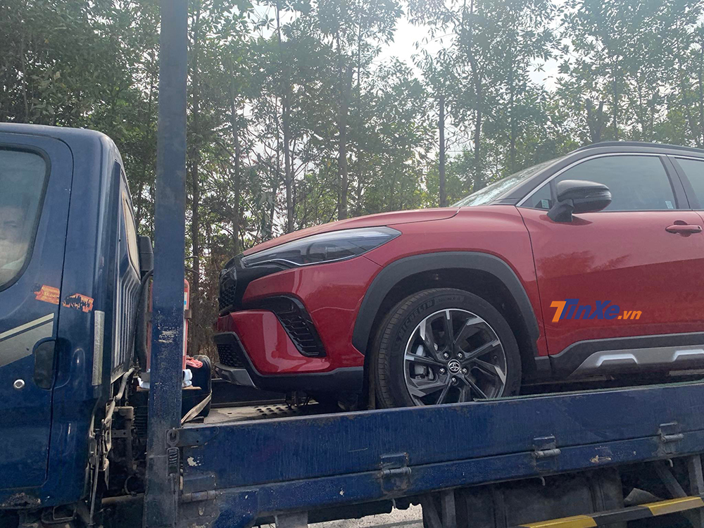 Toyota Corolla Cross GR Sport 2022 được bổ sung đầu xe khác biệt với bản thường Toyota Corolla Cross GR Sport 2022 được bổ sung đầu xe khác biệt với bản thường