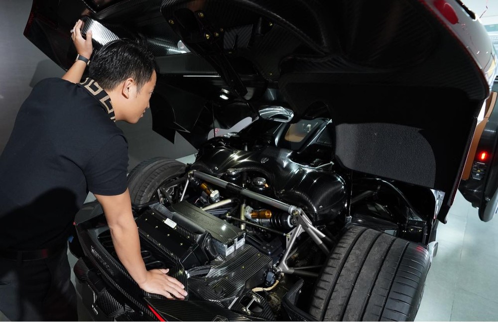 Hoàng Kim Khánh ngắm xe Koenigsegg Regera ở Campuchia vào tháng 11 năm 2020 Hoàng Kim Khánh ngắm xe Koenigsegg Regera ở Campuchia vào tháng 11 năm 2020