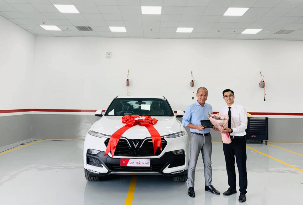 Bản thân anh Hải cũng đang sử dụng một chiếc VinFast Lux SA2.0 nhưng anh cho rằng hoàn toàn không có gì phải lo lắng về vấn đề phụ tùng thay thế kể cả khi hãng xe Việt dừng sản xuất xe xăng. Bản thân anh Hải cũng đang sử dụng một chiếc VinFast Lux SA2.0 nhưng anh cho rằng hoàn toàn không có gì phải lo lắng về vấn đề phụ tùng thay thế kể cả khi hãng xe Việt dừng sản xuất xe xăng.