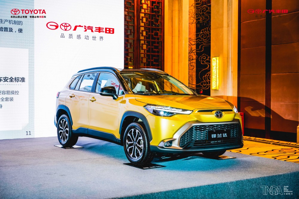 Toyota Frontlander 2022 - anh em song sinh của Corolla Cross - chính thức được bày bán, giá quy đổi chỉ từ 440 triệu đồng