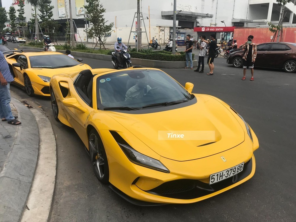 Ferrari F8 Spider đầu tiên về nước mang màu vàng Ferrari F8 Spider đầu tiên về nước mang màu vàng