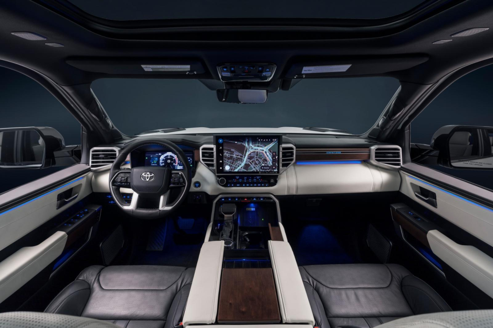 Toyota Tundra Capstone 2022 có nhiều khu vực ốp gỗ bên trong xe