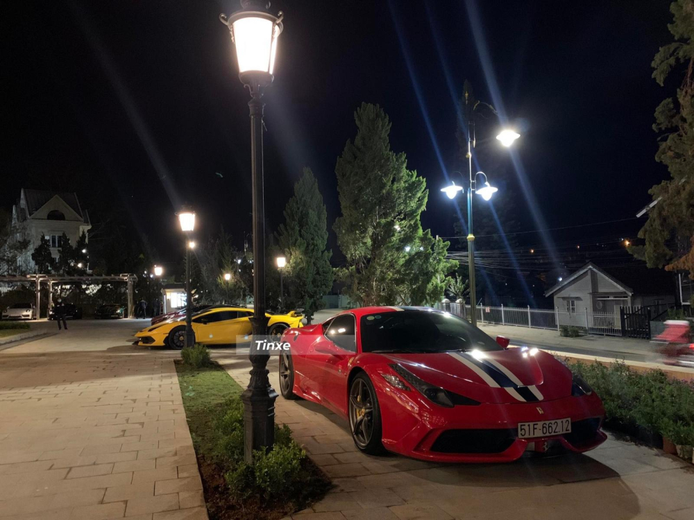 Siêu xe Ferrari 458 Speciale và phía xa là hàng hiếm Lamborghini Aventador SVJ màu vàng. Ferrari 458 Speciale được trang bị khối động cơ V8, dung tích 4.5 lít, mang đến công suất tối đa 607 mã lực và mô-men xoắn cực đại là 540 Nm. Kết hợp cùng hộp số 7 cấp, Ferrari 458 Speciale mất khoảng thời gian 3 giây để tăng tốc lên 100 km/h từ vị trí xuất phát trước khi đạt tốc độ tối đa 325 km/h. 