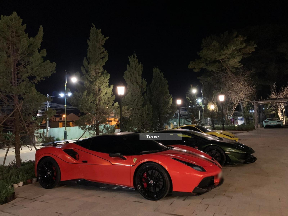 Còn đây là 2 chiếc siêu xe Ferrari 488 GTB kẹp giữa là Lamborghini Aventador SVJ. Phía xa còn có một chiếc siêu xe Ferrari 488 GTB màu xanh ngọc. Còn đây là 2 chiếc siêu xe Ferrari 488 GTB kẹp giữa là Lamborghini Aventador SVJ. Phía xa còn có một chiếc siêu xe Ferrari 488 GTB màu xanh ngọc.