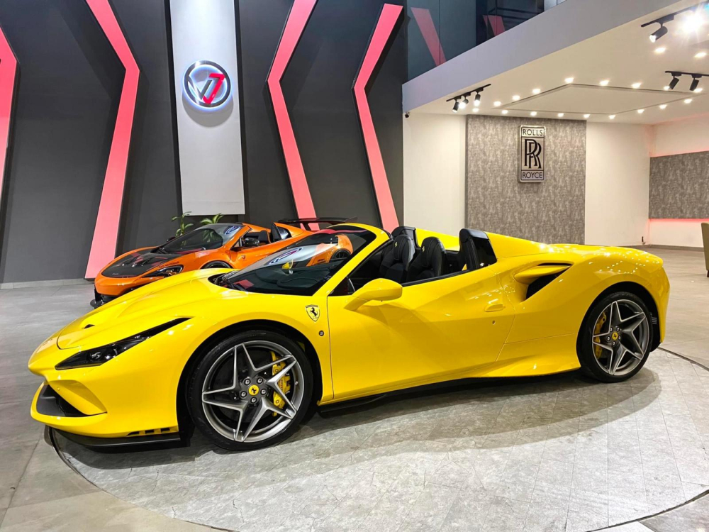 Vẻ đẹp của siêu xe mui trần Ferrari F8 Spider khi được mở mui Vẻ đẹp của siêu xe mui trần Ferrari F8 Spider khi được mở mui