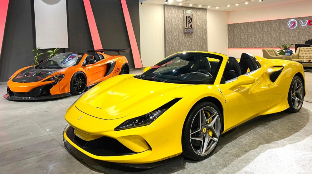 Ferrari F8 Spider đỗ cạnh McLaren 650S Spider độ Liberty Walk Ferrari F8 Spider đỗ cạnh McLaren 650S Spider độ Liberty Walk