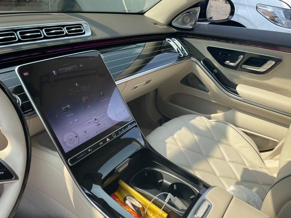 Khoang lái xe Mercedes-Maybach S680 với điểm nhấn là màn hình OLED kích thước khủng