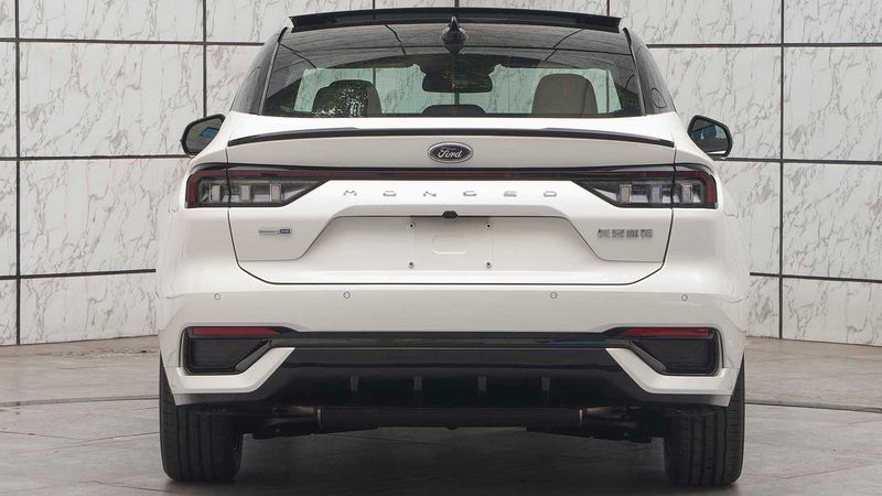 Ford Mondeo 2022 phiên bản ST-Line thể thao hơn
