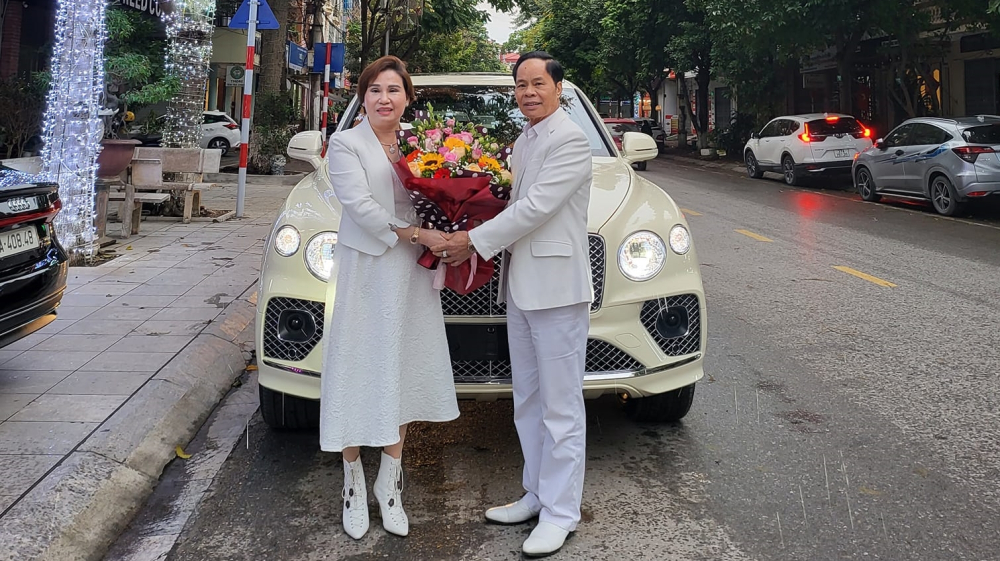 Chồng tặng vợ xe Bentley Bentayga V8 hơn 18 tỷ đồng nhân dịp bước sang tuổi 60 Chồng tặng vợ xe Bentley Bentayga V8 hơn 18 tỷ đồng nhân dịp bước sang tuổi 60
