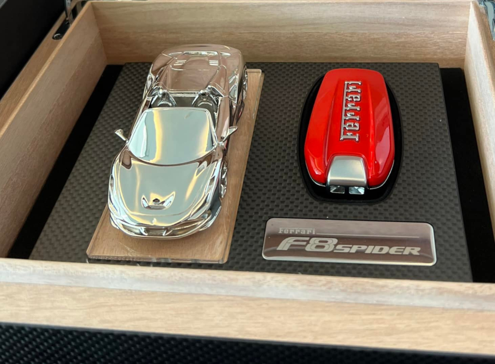 Mô hình của siêu xe Ferrari F8 Spider