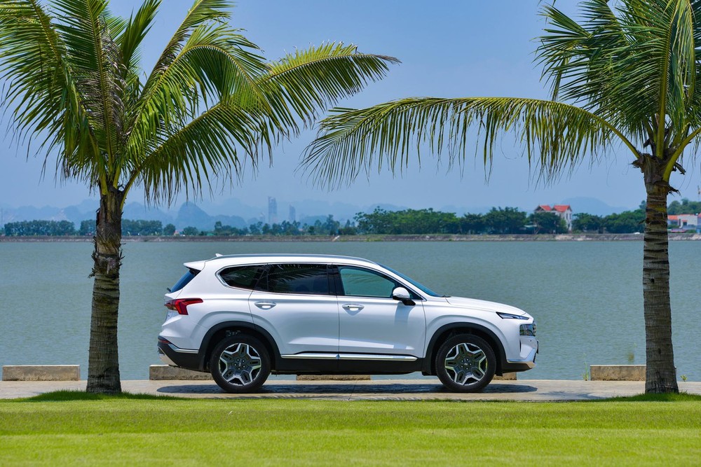 Hyundai Santa Fe nhìn từ bên hông Hyundai Santa Fe nhìn từ bên hông