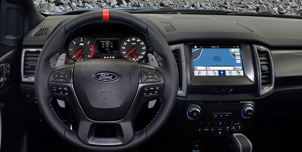 Vô lăng bọc da, tích hợp lẫy chuyển số của Ford Ranger Raptor Vô lăng bọc da, tích hợp lẫy chuyển số của Ford Ranger Raptor