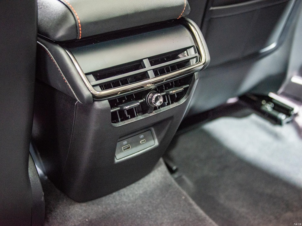 Cửa gió hàng ghế sau của Ford Mondeo 2022 Cửa gió hàng ghế sau của Ford Mondeo 2022