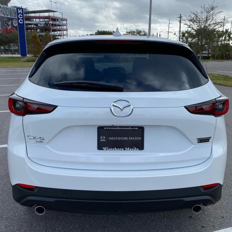Mazda CX-5 2022 nhìn từ đằng sau Mazda CX-5 2022 nhìn từ đằng sau
