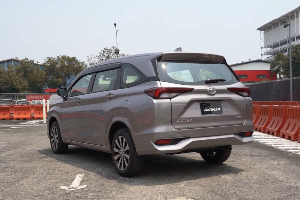 Thiết kế ngoại thất của Toyota Avanza 2022 được làm mới hiện đại hơn, có nhiều đường nét giống với Toyota Raize đặc biệt là phần đầu xe. Thiết kế ngoại thất của Toyota Avanza 2022 được làm mới hiện đại hơn, có nhiều đường nét giống với Toyota Raize đặc biệt là phần đầu xe.