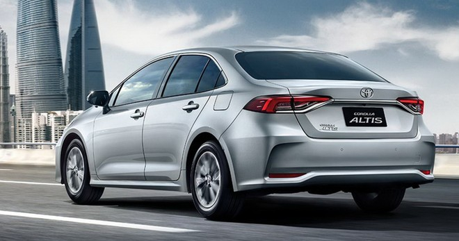Toyota Corolla Altis 2022 sở hữu thiết kế khá giống với đàn anh Camry, đặc biệt là phần lưới tản nhiệt. Toyota Corolla Altis 2022 sở hữu thiết kế khá giống với đàn anh Camry, đặc biệt là phần lưới tản nhiệt.