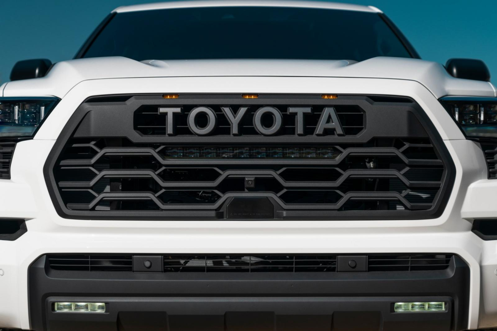 Dòng chữ Toyota cỡ lớn và dải đèn LED bên dưới của Toyota Sequoia TRD Pro 2022 Dòng chữ Toyota cỡ lớn và dải đèn LED bên dưới của Toyota Sequoia TRD Pro 2022