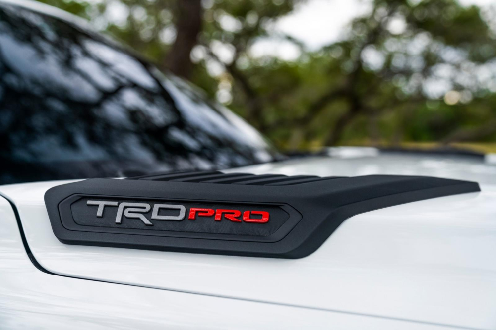 Logo TRD Pro ở hai bên nắp ca-pô của Toyota Sequoia TRD Pro 2022 Logo TRD Pro ở hai bên nắp ca-pô của Toyota Sequoia TRD Pro 2022