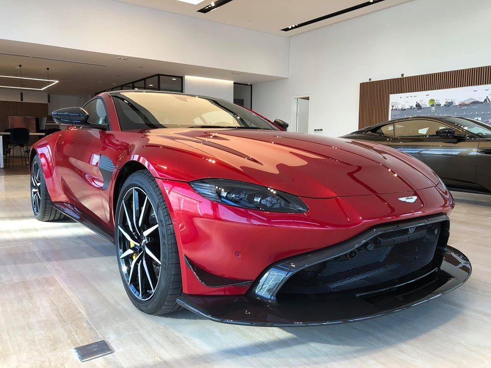 Thiết kế phần đầu xe Aston Martin V8 Vantage của Minh Nhựa lúc chưa đổi màu