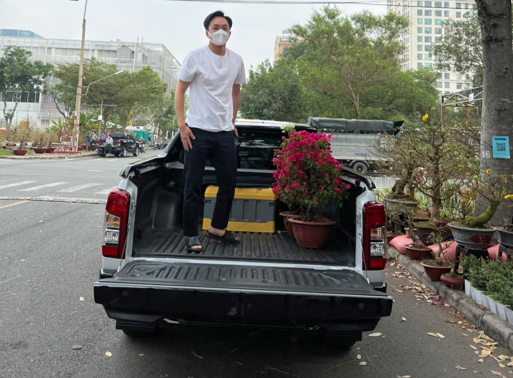 Cuối năm, Cường Cuối năm, Cường Đô-la mang bán tải có doanh số thứ 3 của năm 2021 đi chở hoa khiến dân mạng thích thú