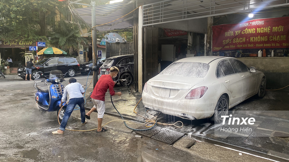 Dự đoán giá rửa xe cận Tết có thể lên tới 200.000 VNĐ/xe ô tô.
