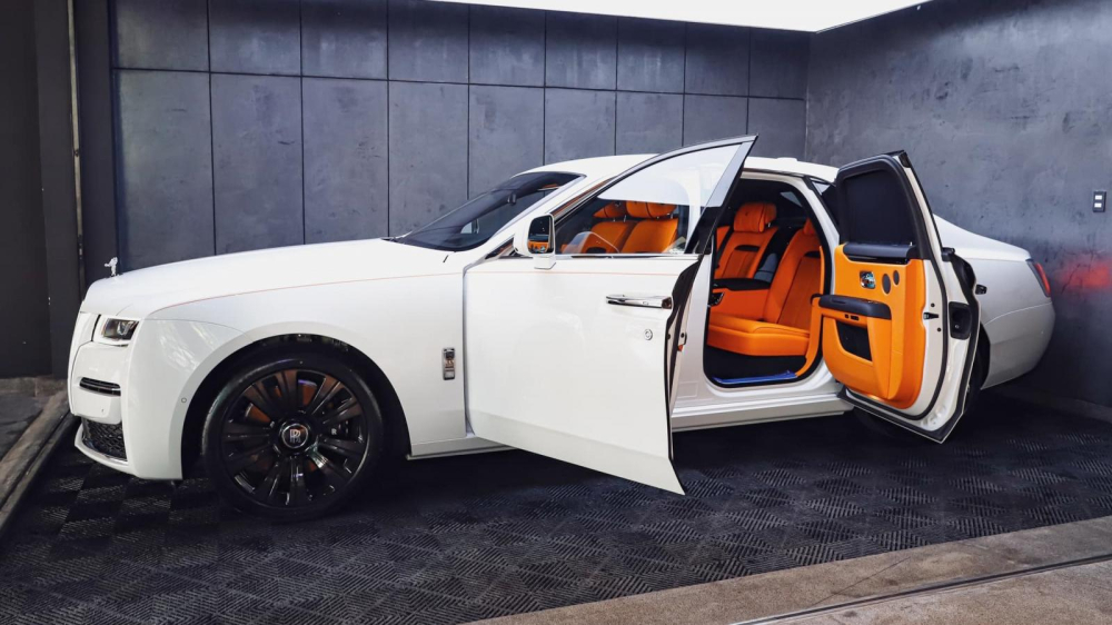 Người giàu nhất châu Á Vệ sĩ đi MercedesAMG G 63 12 triệu chủ đi Rolls Royce Cullinan 2 triệu USD