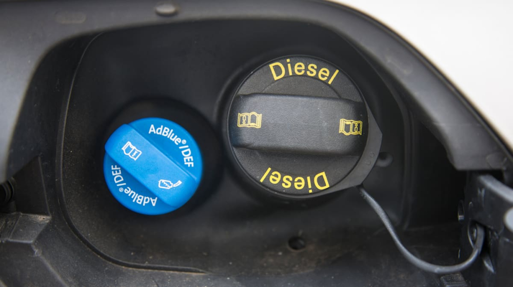 Những chiếc Ford Everest ngoài họng nạp nhiên liệu ra sẽ có thêm một họng đổ dung dịch AdBlue.