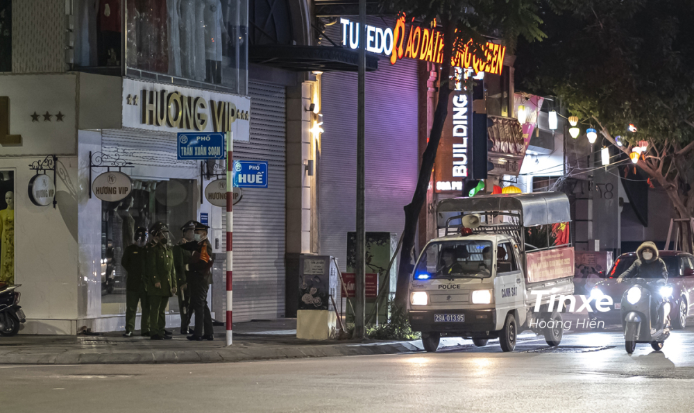 Ngay trước khi trận đấu Việt Nam - Trung Quốc bắt đầu, lực lượng chức năng đã sẵn sàng lập các chốt kiểm soát giao thông tại các tuyến phố chính để đảm bảo an toàn cho người dân. Ngay trước khi trận đấu Việt Nam - Trung Quốc bắt đầu, lực lượng chức năng đã sẵn sàng lập các chốt kiểm soát giao thông tại các tuyến phố chính để đảm bảo an toàn cho người dân.