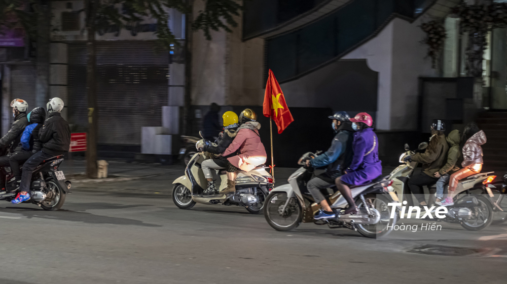 Thỉnh thoảng vẫn có một vài cổ động viên cầm cờ đi cổ vũ nhưng lại thầm lặng.. Thỉnh thoảng vẫn có một vài cổ động viên cầm cờ đi cổ vũ nhưng lại thầm lặng..