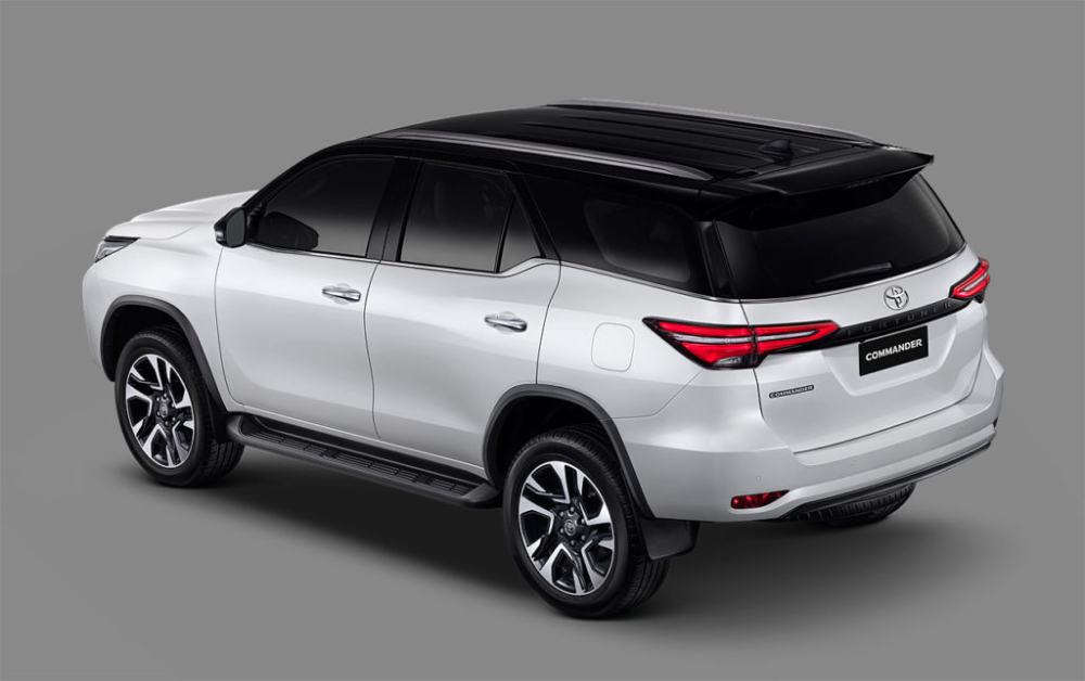 Toyota Fortuner Commander 2022 có nhiều chi tiết ngoại thất màu đen bóng Toyota Fortuner Commander 2022 có nhiều chi tiết ngoại thất màu đen bóng