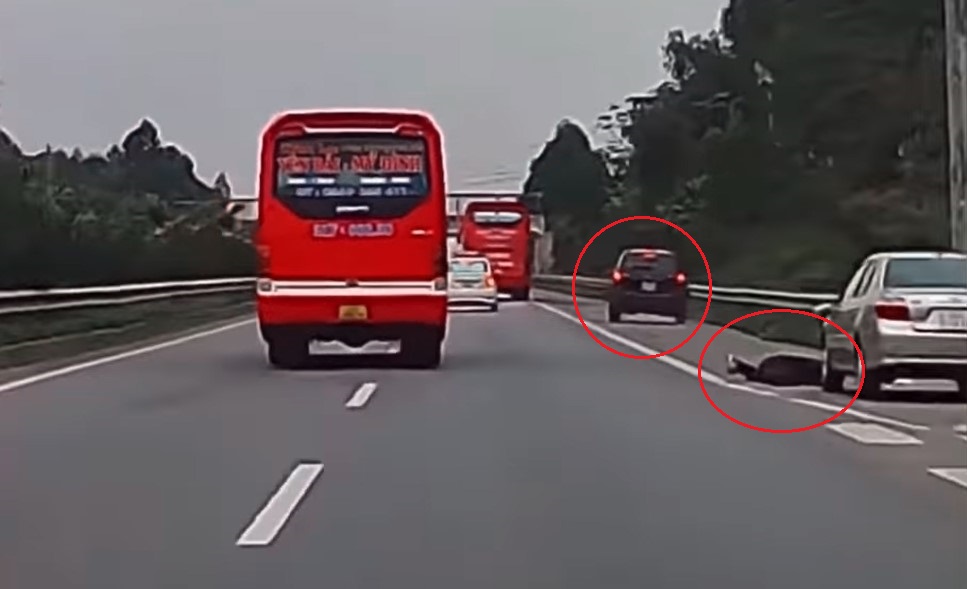 Tài xế ô tô con nằm bất động trên đường sau cú tông của xe SUV Tài xế ô tô con nằm bất động trên đường sau cú tông của xe SUV
