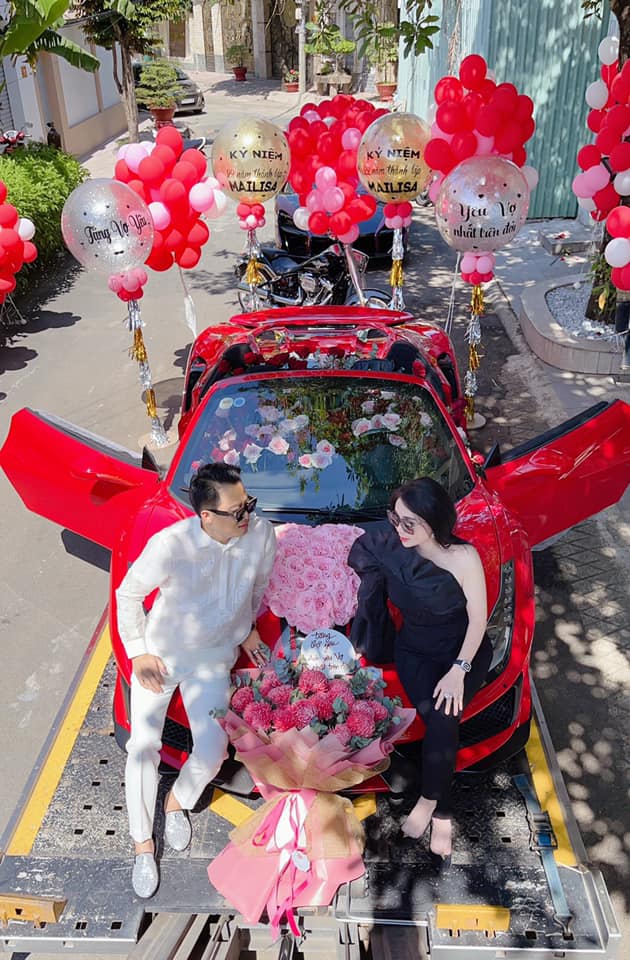 Trong năm 2020, Hoàng Kim Khánh và vợ còn mua siêu xe thứ 3 là Ferrari 488 Pista Spider 