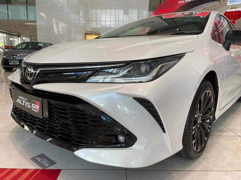 Cận cảnh đầu xe của Toyota Corolla Altis GR Sport 2022